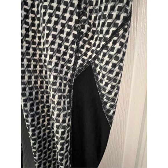 Athleta Mid -Calf Gray and Black Active Tights. Size Small - Picture 4 of 5